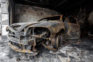 Garáž v obci Podvysoká zachvátil požiar a hrozilo, že oheň sa rozšíri aj na okolité domy