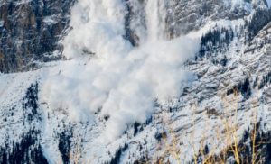 Dvoch skialpinistov strhla v Západných Tatrách lavína, jednému sa podarilo vyhrabať, no druhý zahynul