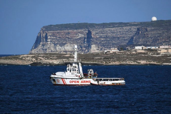 V Stredomorskom mori sa potopila loď s migrantmi, hlásia mŕtvych aj nezvestných