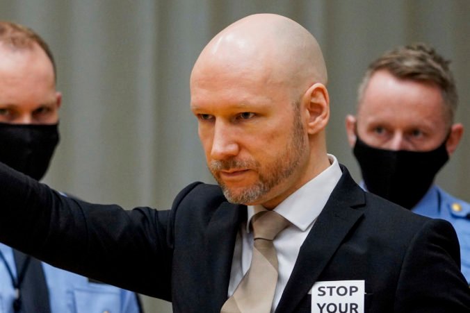 Masový vrah Breivik žiada o podmienečné prepustenie, na súde sa predstavil ako nacistický líder