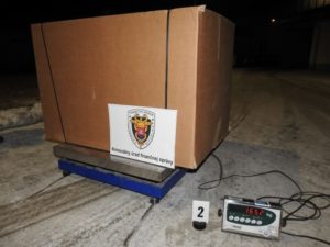 Kriminalisti zadržali poľský kamión s tabakom za viac ako milión eur, našli aj nelegálnu výrobnú linku na cigarety (foto)