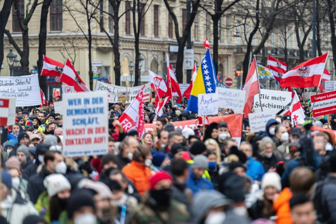 Európske metropoly zaplnili protestujúci proti COVID pasom a iným opatreniam