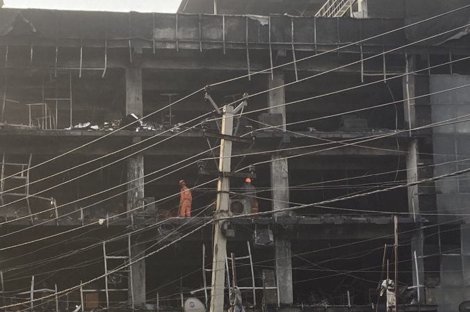 Komerčnú budovu v Indii pohltil požiar, vyžiadal si viac ako 20 mŕtvych