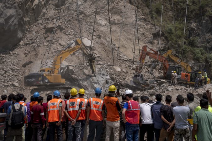 V indickom Kašmíre sa zrútil tunel, ktorý bol vo výstavbe, zahynulo pritom desať robotníkov