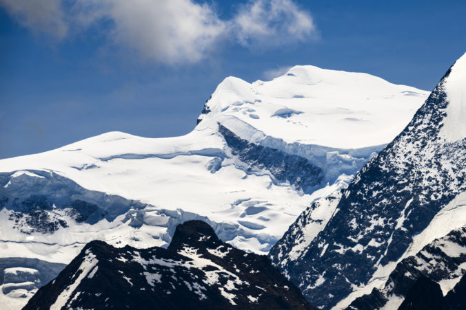 Na juhu Švajčiarska sa z alpského masívu odlomila časť ľadovca, dvaja horolezci prišli o život