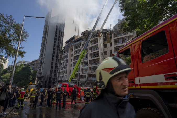 Rusko zas zaútočilo na Kyjev, zásah civilných budov si vyžiadal najmenej jednu obeť