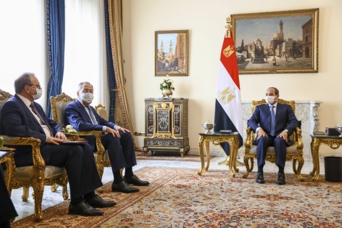 Lavrov sa snaží dostať Egypt na „svoju“ stranu, so Sísím rokoval o prelomení diplomatickej izolácie a sankciách zo Západu