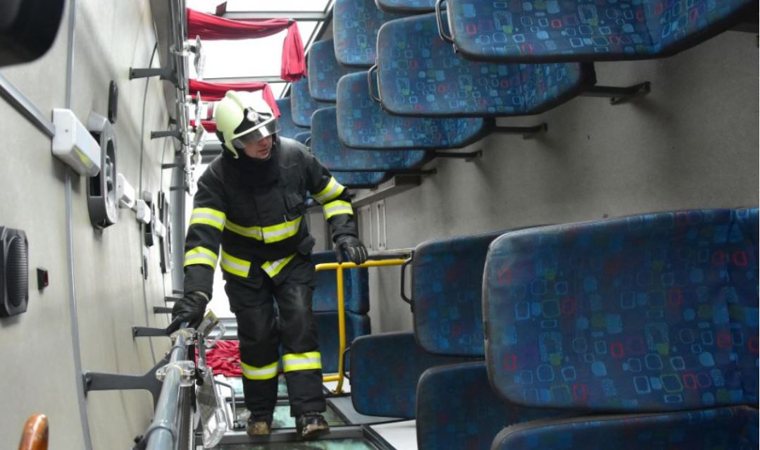 Aktualizované: Autobus plný detí sa prevrátil do priekopy, hlásia množstvo zranených!
