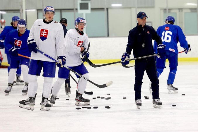 Slováci absolvovali na MSJ v Kanade prvý tréning, podľa trénera Feneša budú Nemci aj Švajčiari húževnatí