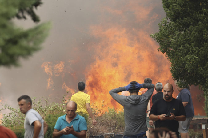 Španielski hasiči bojujú s rozsiahlym lesným požiarom, úrady už evakuovali osem dedín