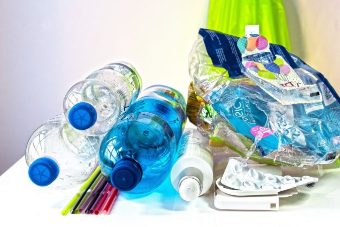 Komisia podniká právne kroky proti 11 členským štátom pre jednorazové plasty