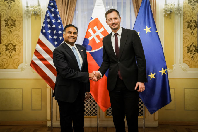 Premiér Heger sa stretol s novým veľvyslancom USA na Slovensku Gautamom Ranom