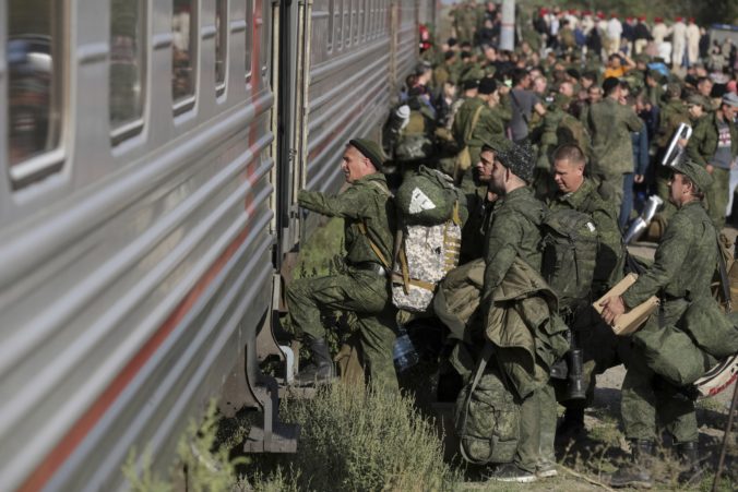 Od vyhlásenia mobilizácie v Rusku opustilo krajinu asi 700-tisíc obyvateľov, môže ich však byť aj viac