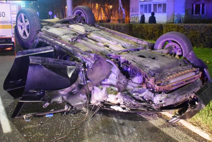 Opitý vodič v Košiciach sa prevrátil so svojím autom na strechu, pri dychovej skúške nafúkal 2,75 promile