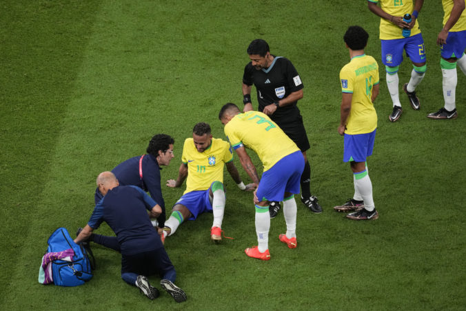 Brazílčania sa musia zaobísť bez hviezdneho Neymara, proti Švajčiarom im nepomôže a otázny je i súboj s Kamerunom