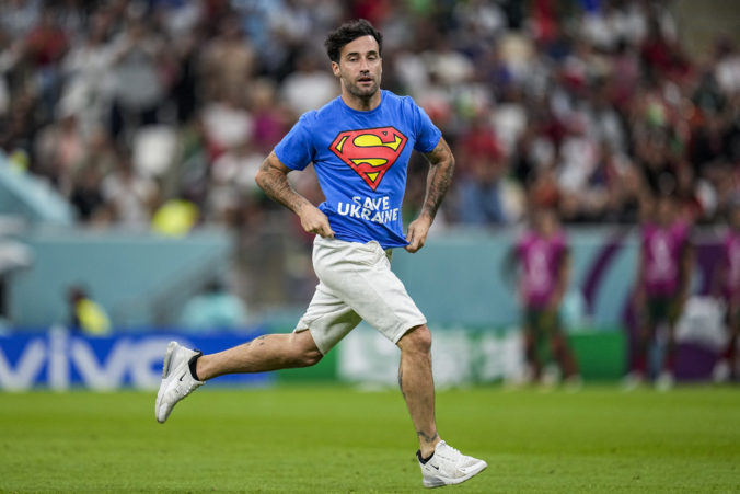 Duel Portugalska proti Uruguaju prerušil muž, ktorý vbehol na ihrisko s nápismi na tričku a dúhovou vlajkou v rukách