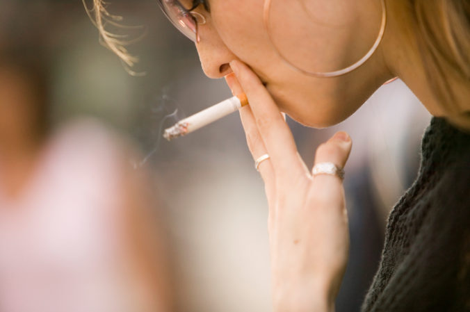 Vláda zavádza komplex opatrení na zníženie dopytu po tabakových výrobkoch, pri neplnoletých avizuje prísnejšiu represiu