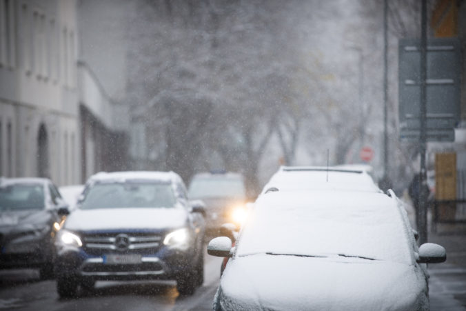 Sneženie aj poľadovica, meteorológovia vydali výstrahy pre viaceré okresy Slovenska