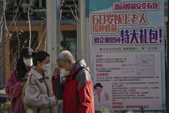 Čína zmierňuje opatrenia proti koronavírusu, nové varianty sú slabšie