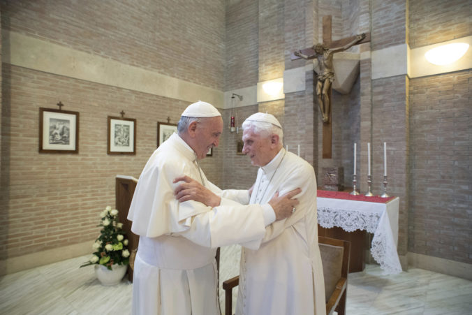 Pápež František vyzýva k modlitbe za jeho chorého predchodcu Benedikta XVI.