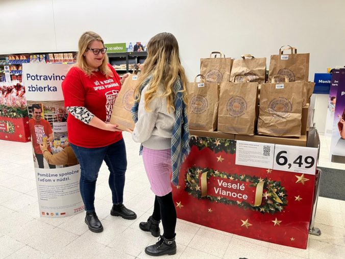 Tesco spolu so zákazníkmi zlepší Vianoce tisícom ľudí v núdzi, venuje im takmer 80 ton potravín