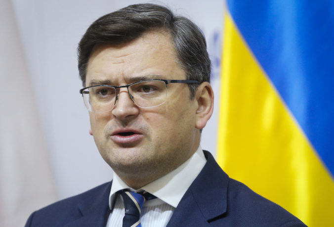 Kuleba vidí za podozrivými balíkmi na ukrajinských konzulátoch Rusko, Zacharovová reagovala slovom „psycho“