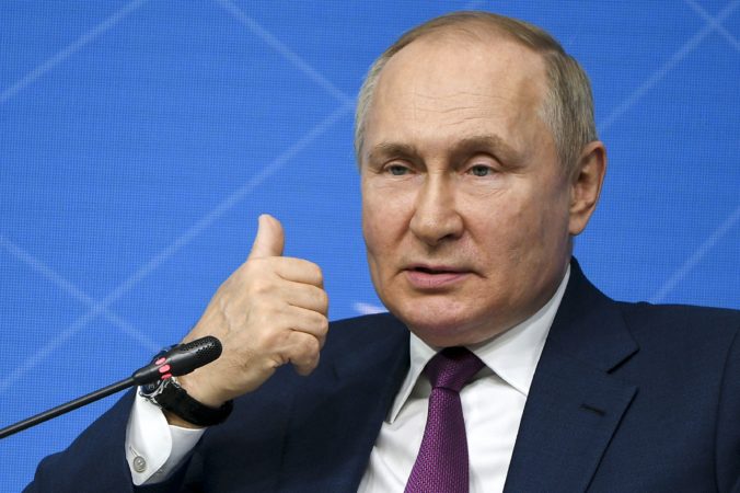 Putin sa preriekol a porušil svoj zákon, po prvý raz použil verejne slovo „vojna“