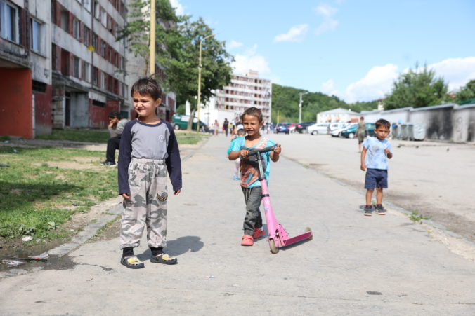 Prípad šikanovania rómskych chlapcov na policajnej stanici v Košiciach riešili slovenské súdy pridlho