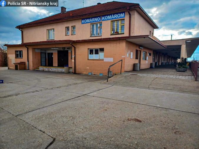 Mladý muž bol dobodaný na železničnej stanici v Komárne, šesť rán nožom mu spôsobilo život ohrozujúce zranenia
