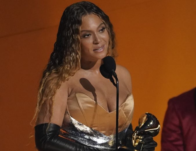 Trón Grammy obsadila Beyoncé a ziskom 32. ceny pokorila rekord, sošku si po prvý raz odniesla aj  trans žena (video+foto)