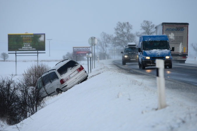 Situácia na cestách v Žilinskom kraji sa zlepšila, vozidlá zimnej údržby naďalej nepretržite pracujú