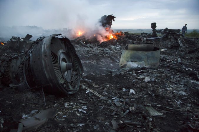 Medzinárodný tím stopol vyšetrovanie zostreleného letu MH17 Malaysia Airlines, v zhrnutí uviedol znepokojujúce zistenie