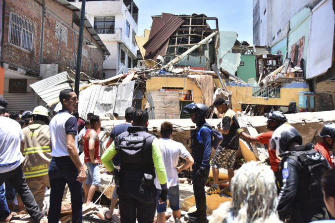 Južný Ekvádor a sever Peru zasiahlo silné zemetrasenie, pri ktorom zomrelo najmenej 15 ľudí