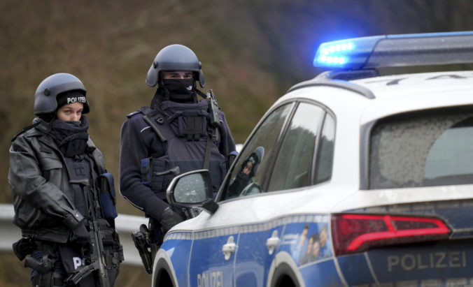 Polícia v Nemecku zatkla muža, ktorý odpálil granát v obytnom dome a následne zranil obete nožom
