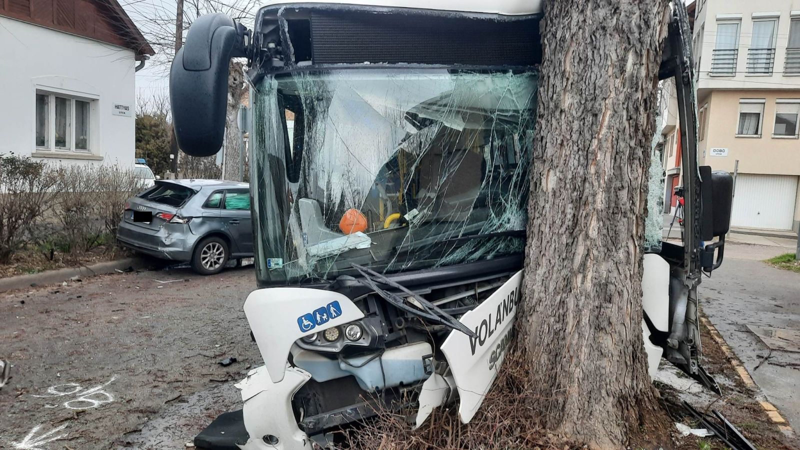 Aktualizované: Strašná havária autobusu s autom, hlásia viacero zranených
