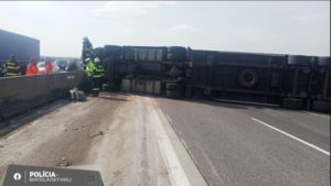 Na diaľnici D1 v smere do Bratislavy sa prevrátil kamión (foto)