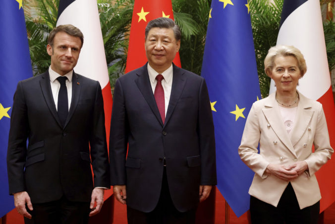 Macron chce nájsť „spoločnú cestu“ k mieru na Ukrajine, zmenu v postoji Číny však neočakáva