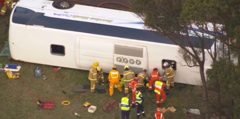 Aktualizované: Po zrážke školského autobusu s nákladným autom hlásia viacero vážne zranených detí