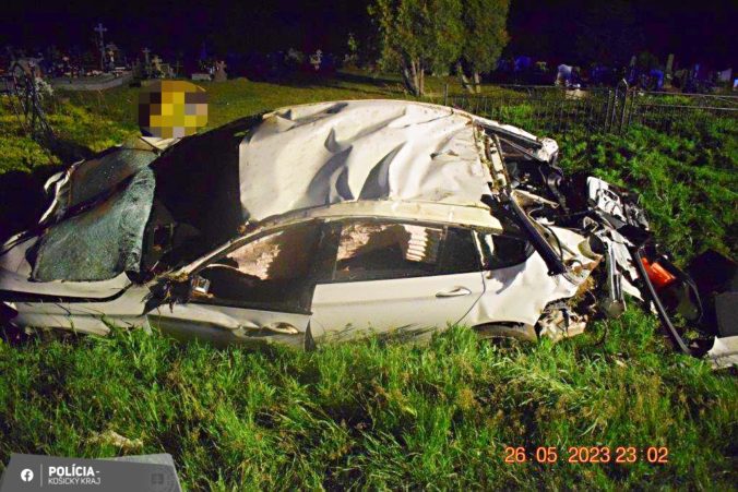 Počas večernej tragickej dopravnej nehody prišli o život dve maloleté osoby (foto)