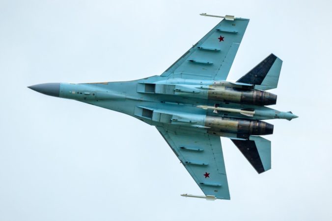 Bezpečnostné obavy: Ruská stíhačka vykonáva provokatívne manévre pred poľským lietadlom v okolí Čierneho mora