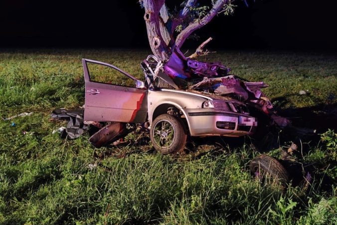 Blízko obce Obid zahynuli pri dopravnej nehode dvaja mladí ľudia, Octaviu po zrážke s druhým autom odhodilo do stromu