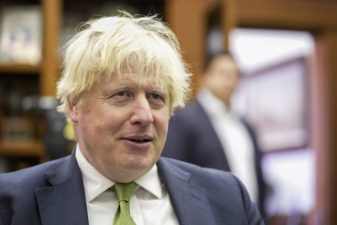 Britský expremiér Boris Johnson už nie je ani poslancom parlamentu, zo svojho postu odstúpil pre aféru partygate