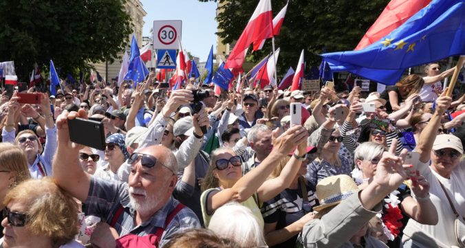 Na protivládnej demonštrácii vo Varšave sa podľa odhadu zišlo pol milióna ľudí