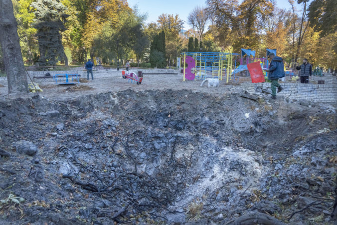 Na detskom ihrisku v Chersonskej oblasti vybuchol neznámy predmet, zranil dve deti