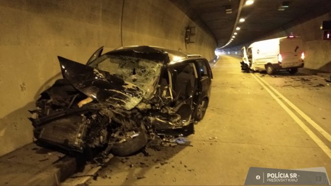 Pri čelnej zrážke áut zostala zakliesnená osoba, tunel Branisko uzavreli (foto)