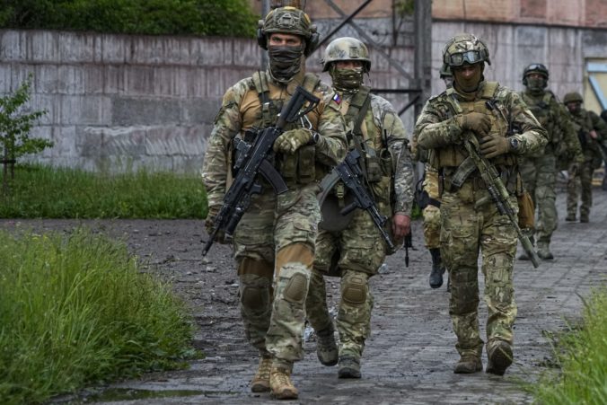 Ruskí vojaci na okupovaných územiach v Chersonskej oblasti rabujú a kradnú civilné autá