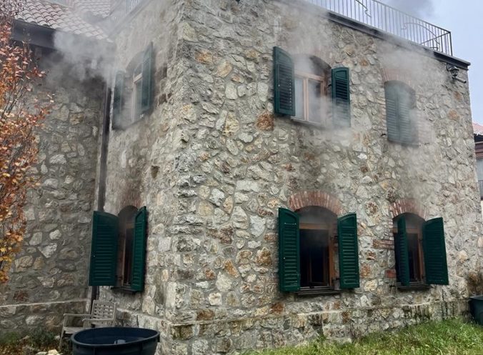 Hasiči zasahovali pri požiari rodinného domu v Devíne. Škody odhadli na 50-tisíc eur (foto)