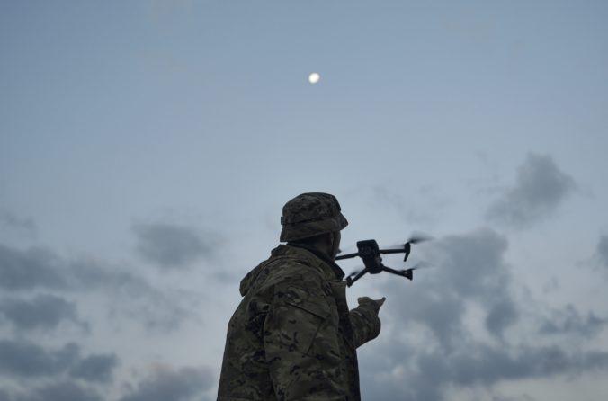 Ukrajinci pomocou dronov zničili ruské sklady munície a techniky pri okupovanom meste Svatove