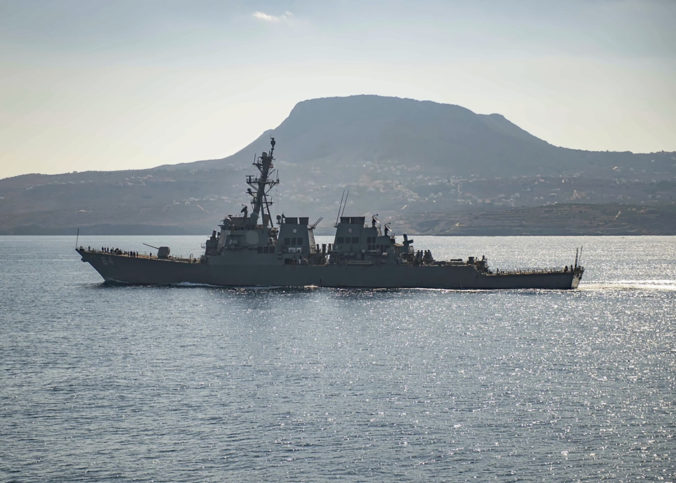 Americká vojnová loď a komerčné plavidlá sa podľa Pentagonu ocitli pod útokom