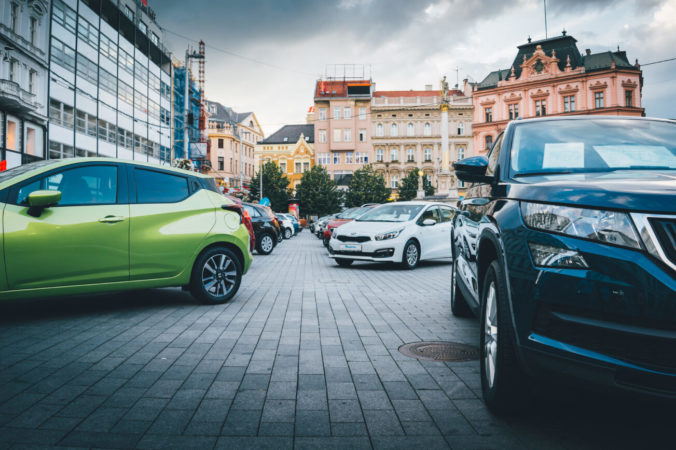 auta na ulici 676x450 140790